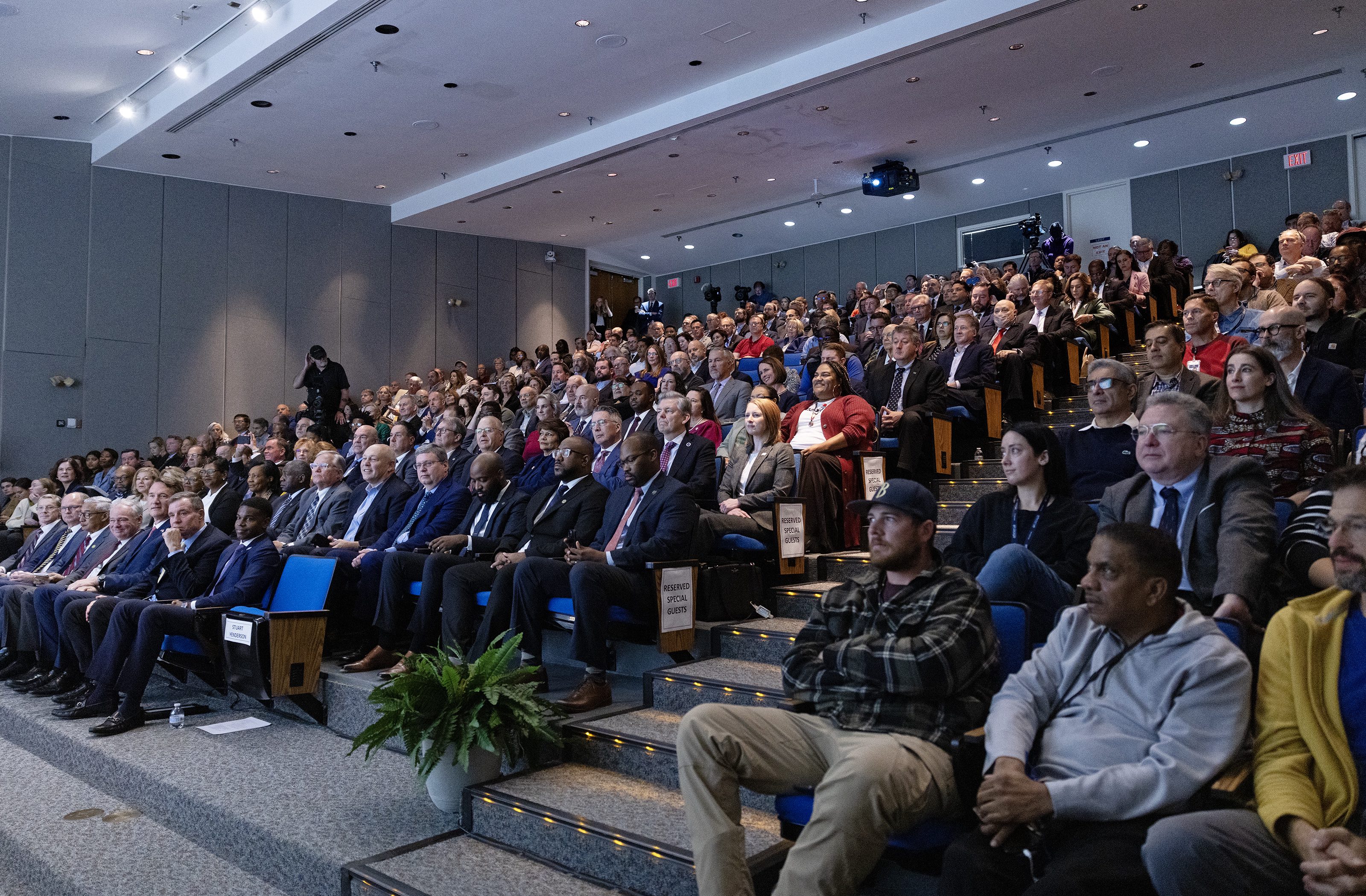 The CEBAF Center auditorium is filled with distinguished speakers, honored guests and Jefferson Lab staff to mark the announcement of Jefferson Lab as the lead for the HPDF Hub.